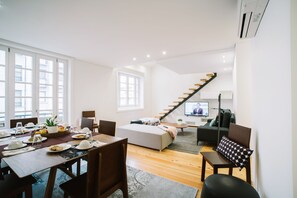 Deluxe Apartment, Berbilang Katil | Makan dalam bilik