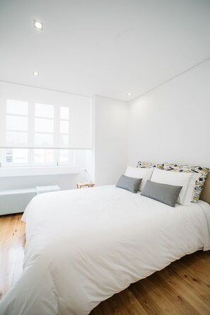 Peti besi dalam bilik, dihias secara berasingan 