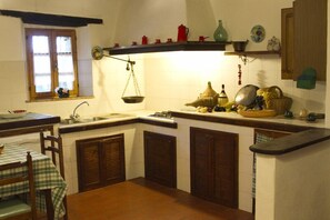 Refrigerador, parrilla de estufa y cafetera y tetera 