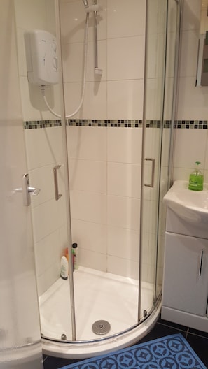 Appartement, 1 chambre | Douche de la salle de bain