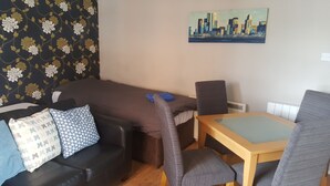Apartment, 1 Schlafzimmer | Essbereich im Zimmer
