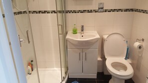 アパートメント 1 ベッドルーム | バスルーム | シャワー、ヘアドライヤー、タオル