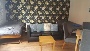 アパートメント 1 ベッドルーム | リビング エリア | 薄型テレビ