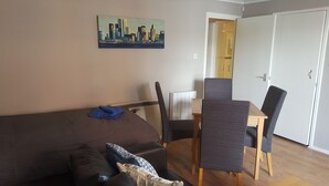 Apartment, 1 Schlafzimmer | Essbereich im Zimmer
