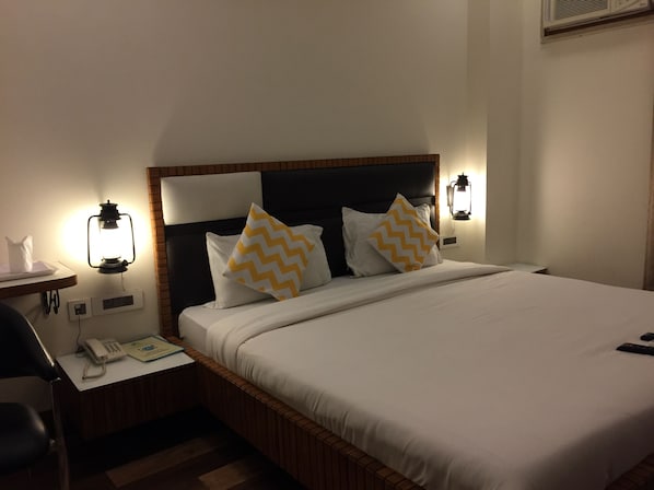 Deluxe-Doppelzimmer, barrierefrei | Wohnzimmer | Flachbildfernseher