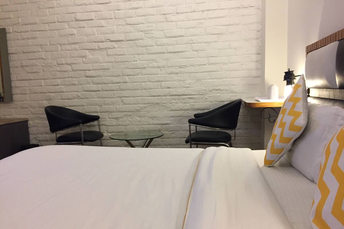 Deluxe-Doppelzimmer, barrierefrei | Wohnzimmer | Flachbildfernseher