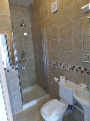 Quarto casal standard | Banheiro | Chuveiro/banheira combinados, produtos de toalete grátis