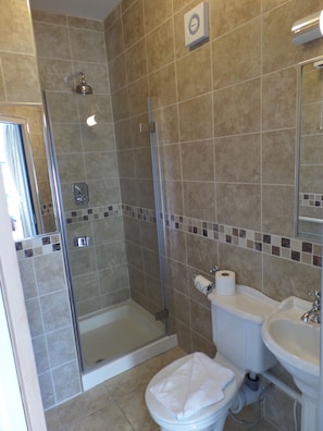 Standard Double Room | Bathroom | Combined shower/tub, free toiletries, hair dryer, towels