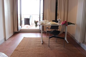 ห้องดีลักซ์ดับเบิล | บริเวณนั่งเล่น | ทีวีจอแอลซีดี