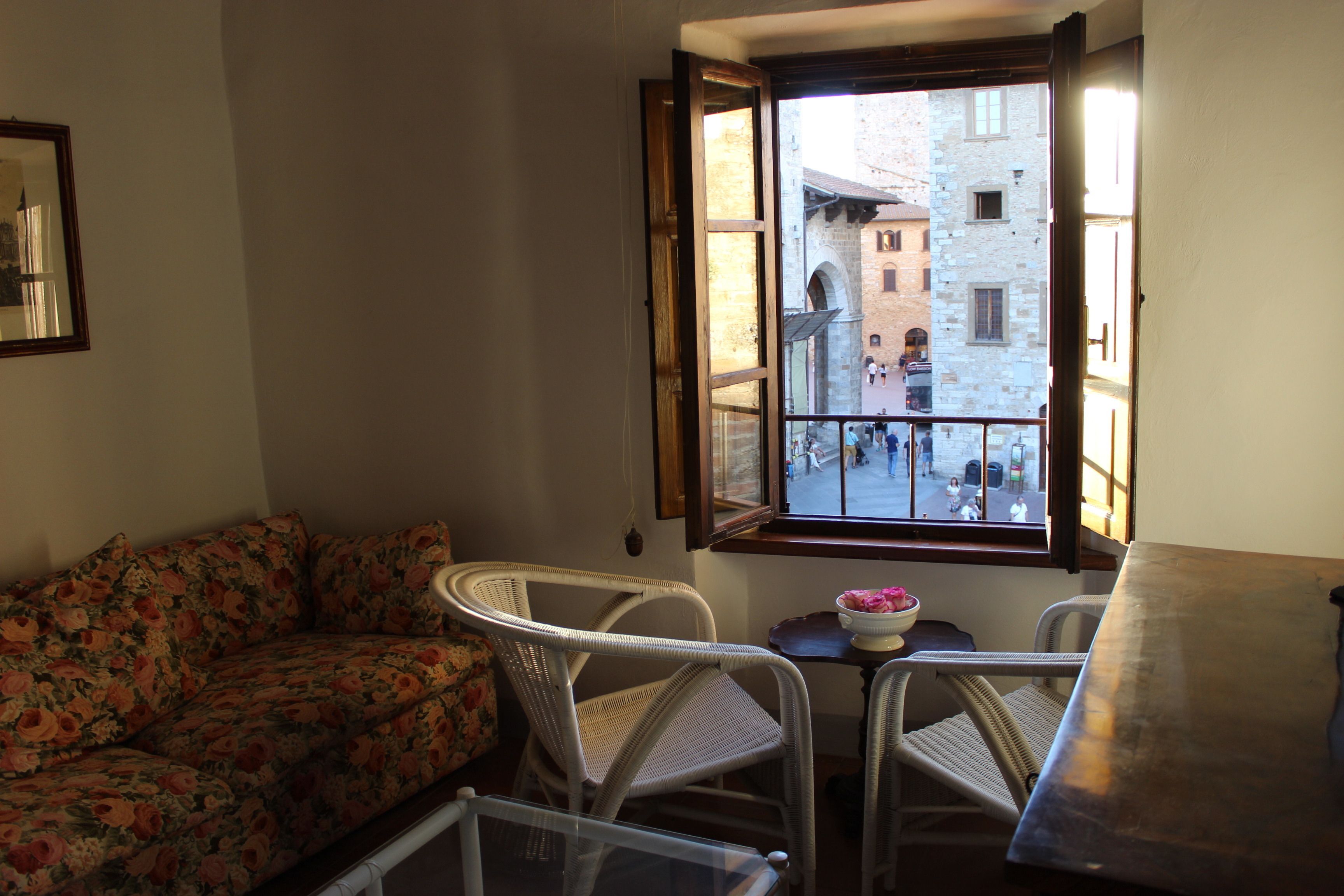 Suite Junior, vista città | Area soggiorno | TV LCD