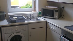 Apartment, 1 Bedroom | Private kitchen - Dragon - North Woodside Apartment 1 Bedroom Home (Glasgow)
