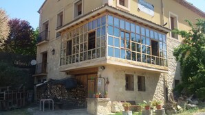 A two-story building with a restaurant on the ground floor. - Hotel Rural Puente del Duraton (Sepulveda)