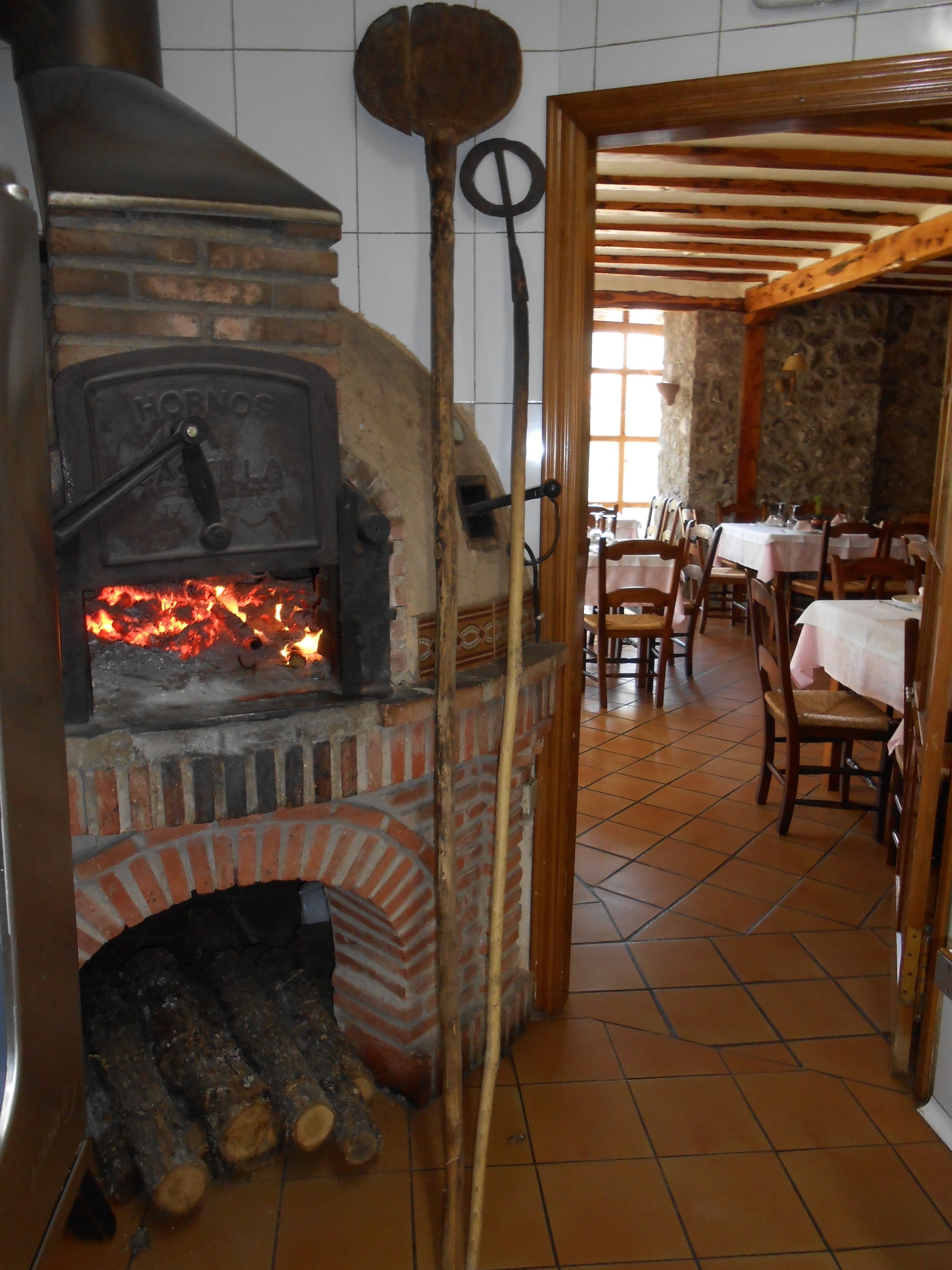 Phục vụ bữa sáng, bữa trưa, bữa tối, đặc sản vùng 