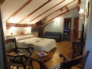 Doppelzimmer, Whirlpool | Schreibtisch, kostenloses WLAN, Bettwäsche