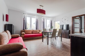 Apartamento luxo, 1 quarto (Wydma) | Área de estar | TV de tela plana