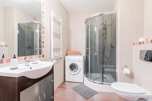 Premium Apartment, 1 Bedroom, Balcony (Plaza) | Bathroom | Shower, towels - Apartamenty Baltyckie - Na Wydmie (Ustka)