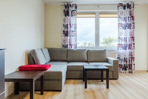 Apartamento luxo, 1 quarto, sacada (Panorama) | Sala de estar | TV de tela plana