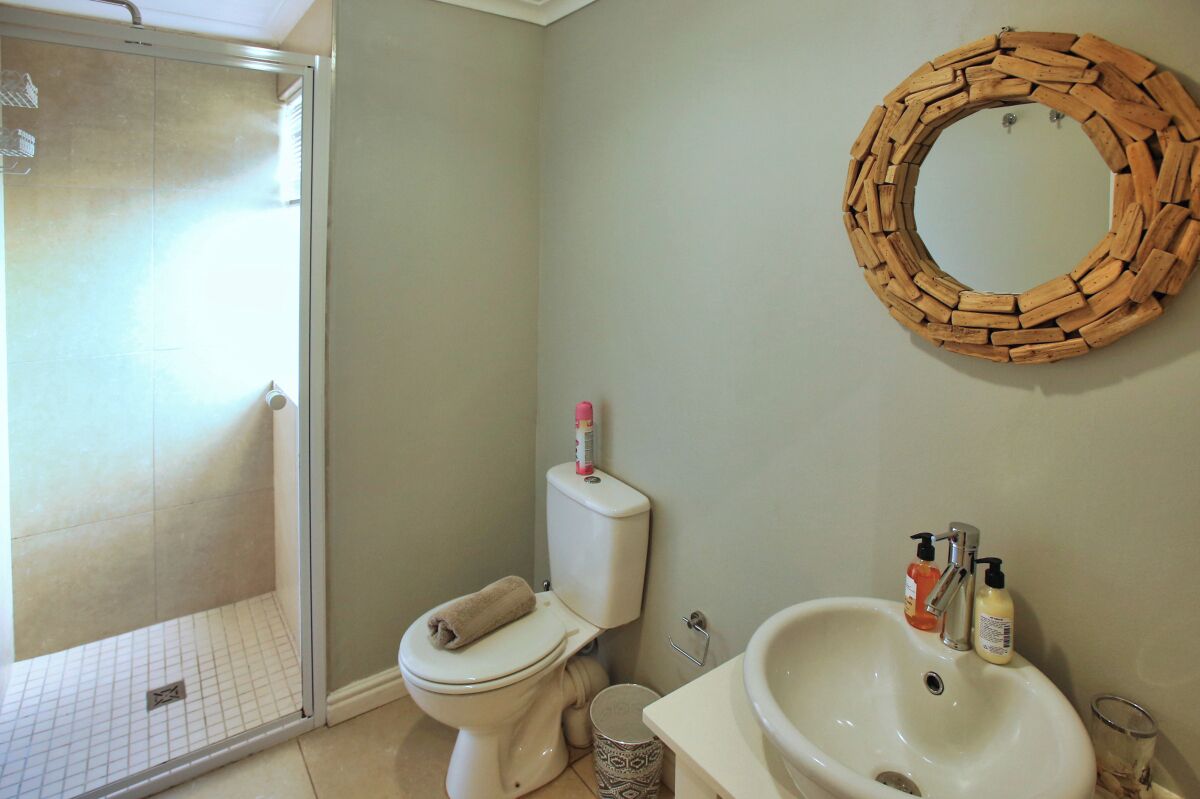 Ein Badezimmer mit Toilette, Waschbecken und Dusche.