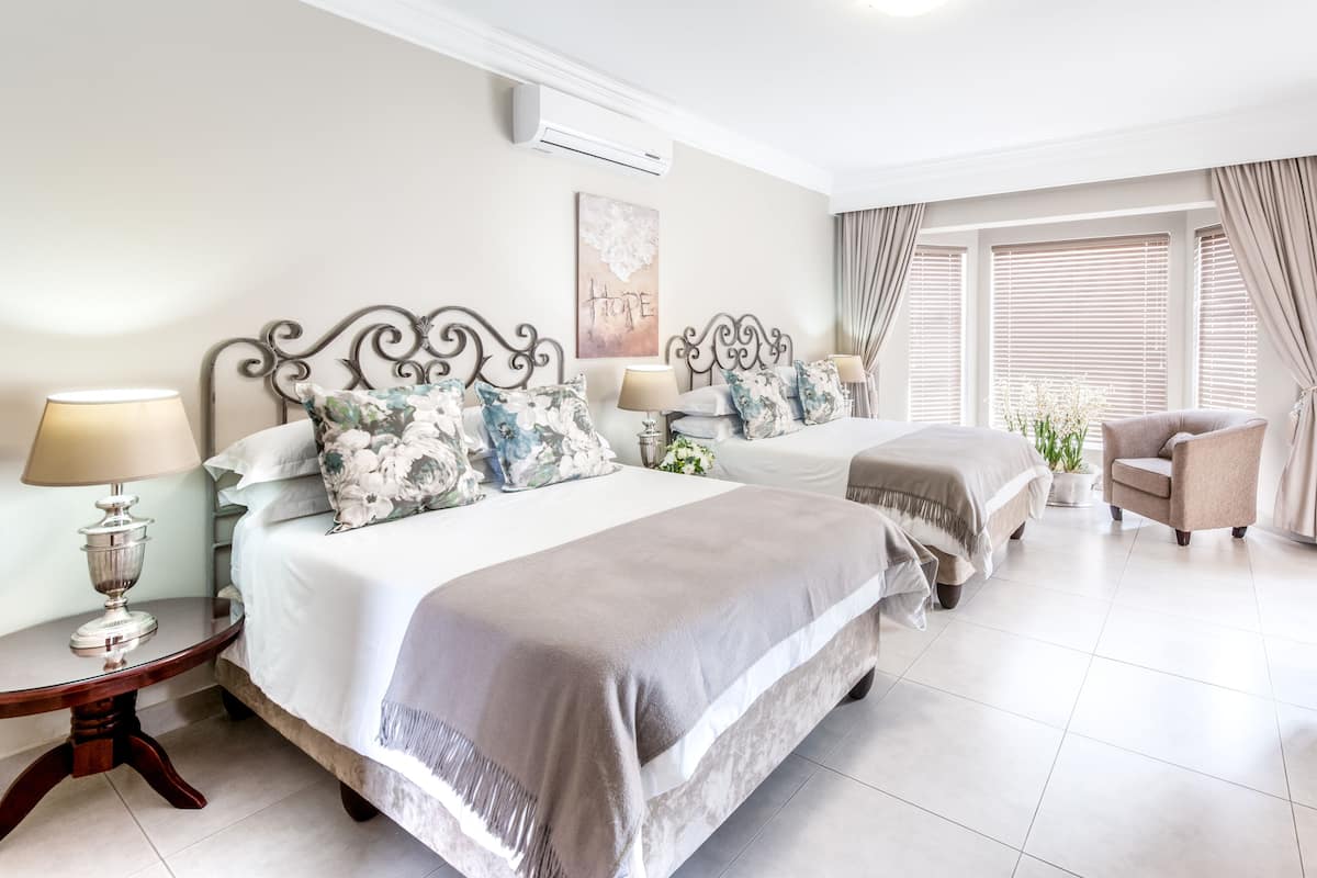 Quarto luxo (Quadruple) | Cofres nos quartos, escrivaninha, ferros/tábuas de passar roupa