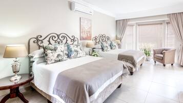 Rom – deluxe (Quadruple) | Safe på rommet, skrivebord, strykejern/-brett og wi-fi (inkludert)