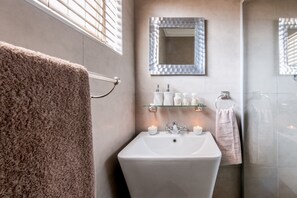 Deluxe Room (Triple) | Bathroom | Hair dryer, towels, soap, shampoo