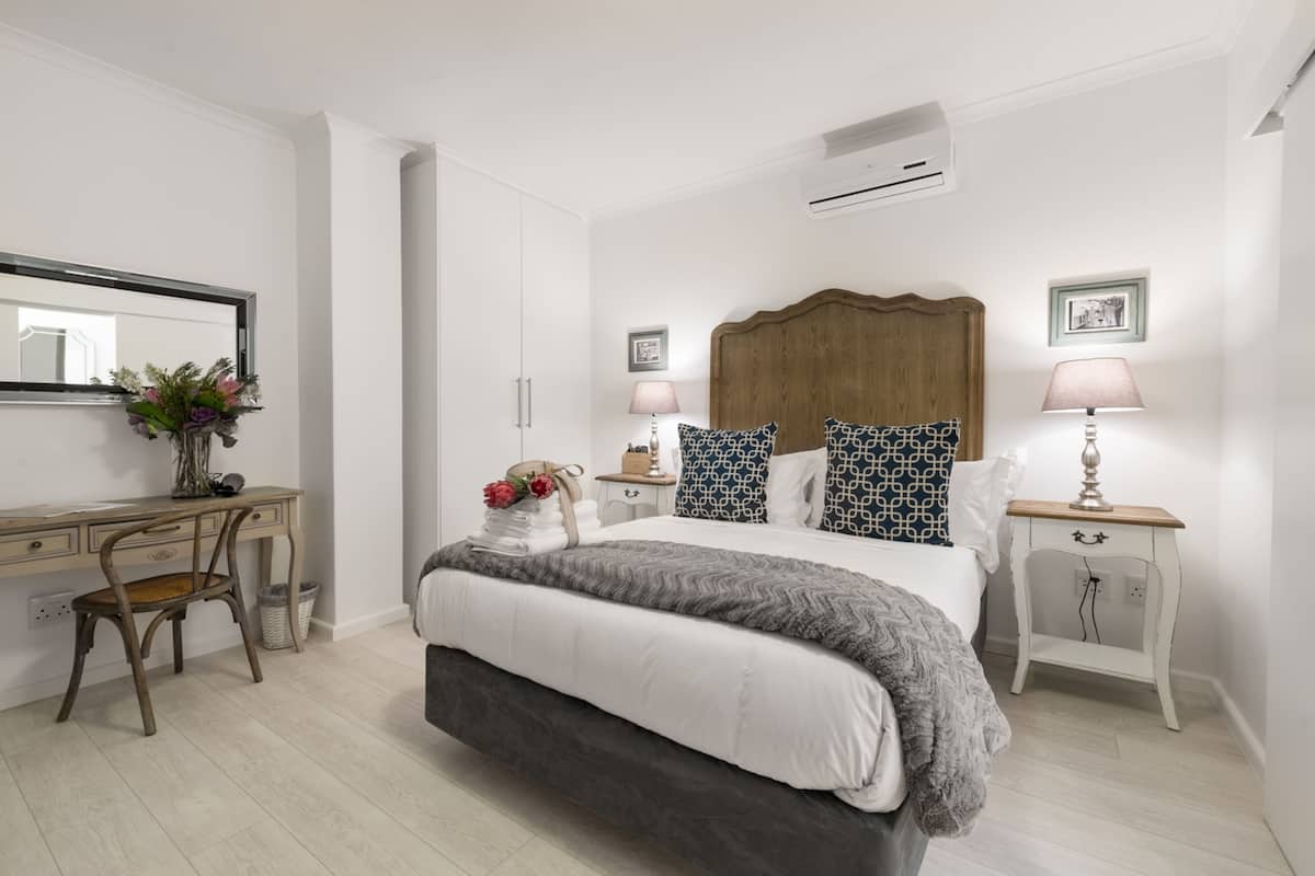 Premium kamer, 1 queensize bed | Een kluis op de kamer, individueel gedecoreerd, individueel gemeubileerd