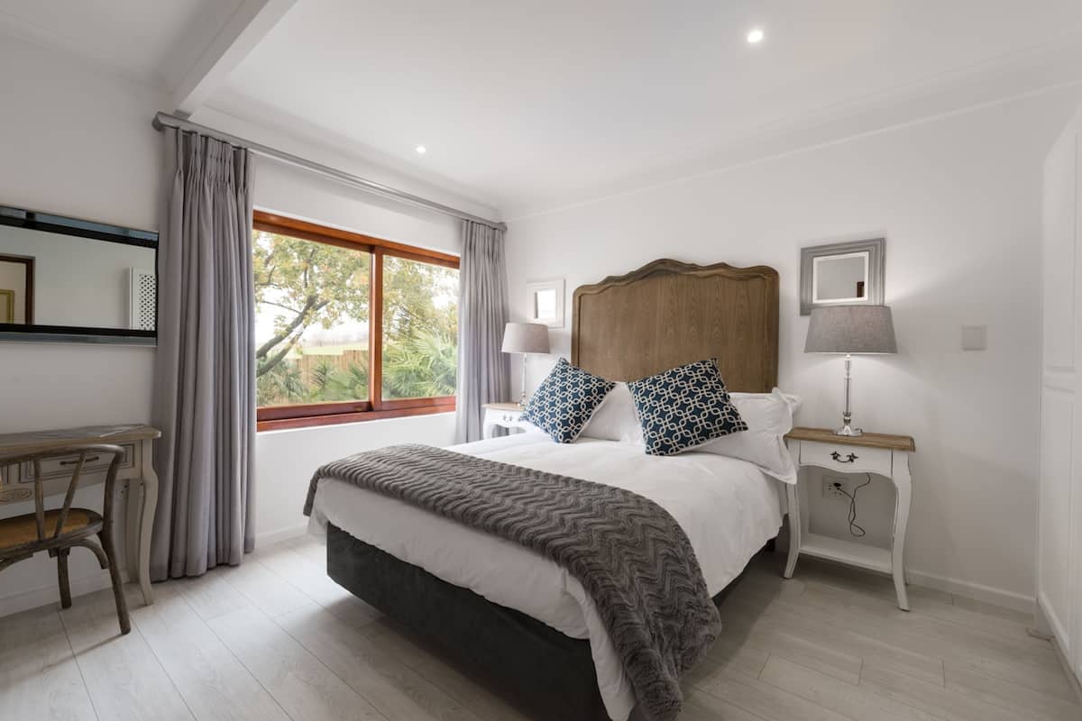 Premium kamer, 1 queensize bed | Een kluis op de kamer, individueel gedecoreerd, individueel gemeubileerd