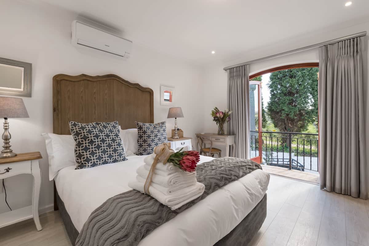 Premium kamer, 1 queensize bed | Een kluis op de kamer, individueel gedecoreerd, individueel gemeubileerd