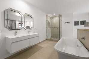 Premium Room, 1 King Bed | Bathroom | Free toiletries, hair dryer, bathrobes, towels - Zarose (Stellenbosch)