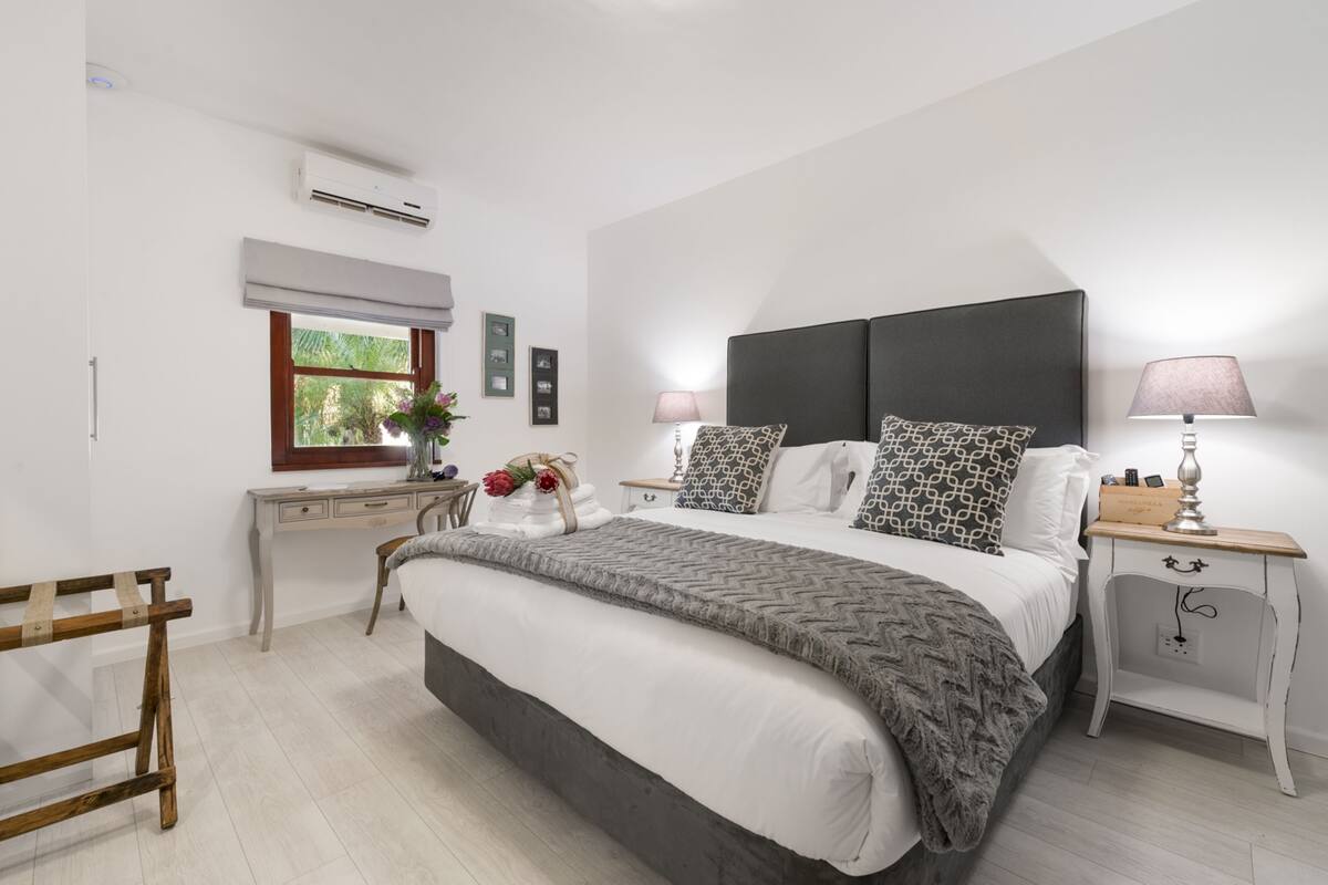Premium kamer, 1 kingsize bed | Een kluis op de kamer, individueel gedecoreerd, individueel gemeubileerd