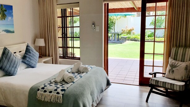 Kamar Keluarga (7) | Brankas, meja kerja, ruang kerja ramah laptop, dan tirai kedap cahaya
