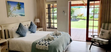 Habitación familiar (7) | Caja fuerte, escritorio, espacio para trabajar con un portátil. Outeniqua enRoute