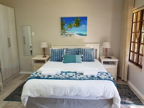 Caja de seguridad en la habitación y escritorio