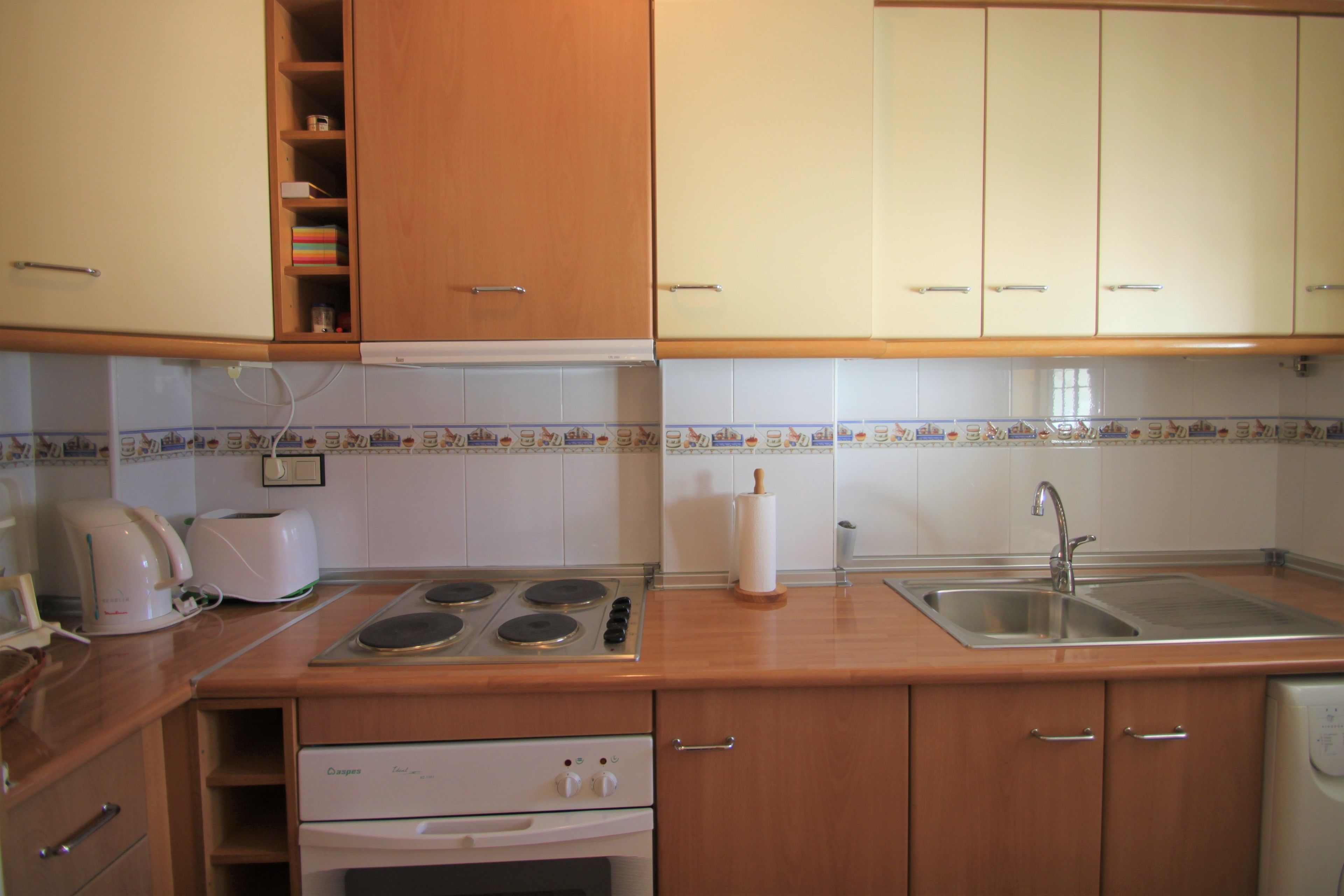 basic apartment, 2 bedrooms | private kitchen | full-sized fridge, oven, stovetop, electric kettle