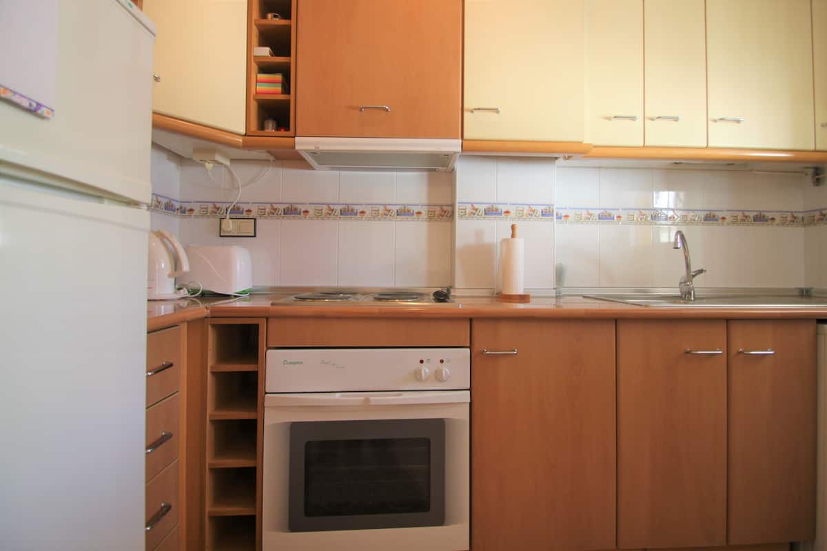 basic apartment, 2 bedrooms | private kitchen | full-sized fridge, oven, stovetop, electric kettle