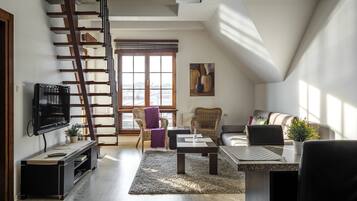 Deluxe-Maisonette, 2 Schlafzimmer, Terrasse (Bulwar VIP) | Wohnbereich | Flachbildfernseher