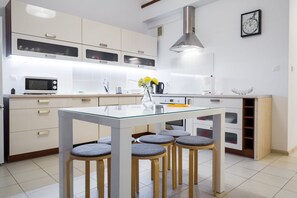 Grand Duplex, 4 Bedrooms, 2 Bathrooms (Bulwar Grand) | Dapur peribadi | Peti sejuk, ketuhar gelombang mikro, dapur, cerek elektrik 