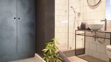 In House King Room | Bathroom | Free toiletries, hair dryer, bidet, towels