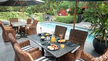 Daily English breakfast (ZAR 120 per person)