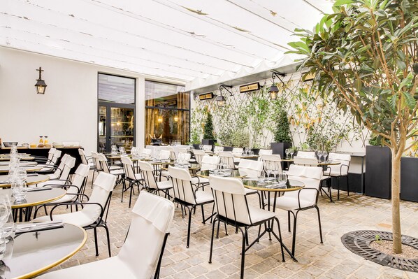 Daily buffet breakfast (EUR 19 per person) - Mom’Art Hotel (Paris)