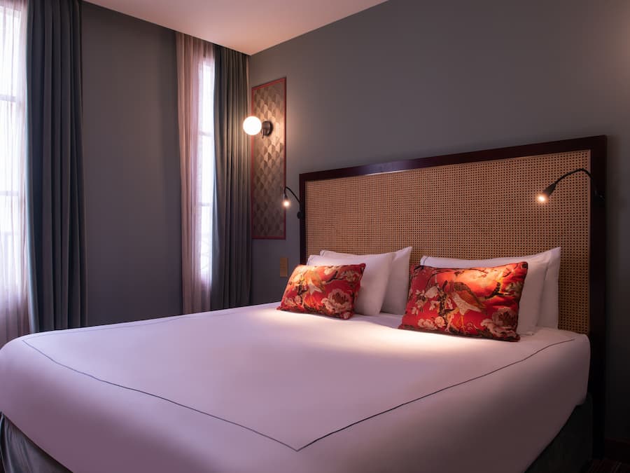 Quarto casal (La Môme) | Roupas de cama premium, frigobar, cofres nos quartos, escrivaninha