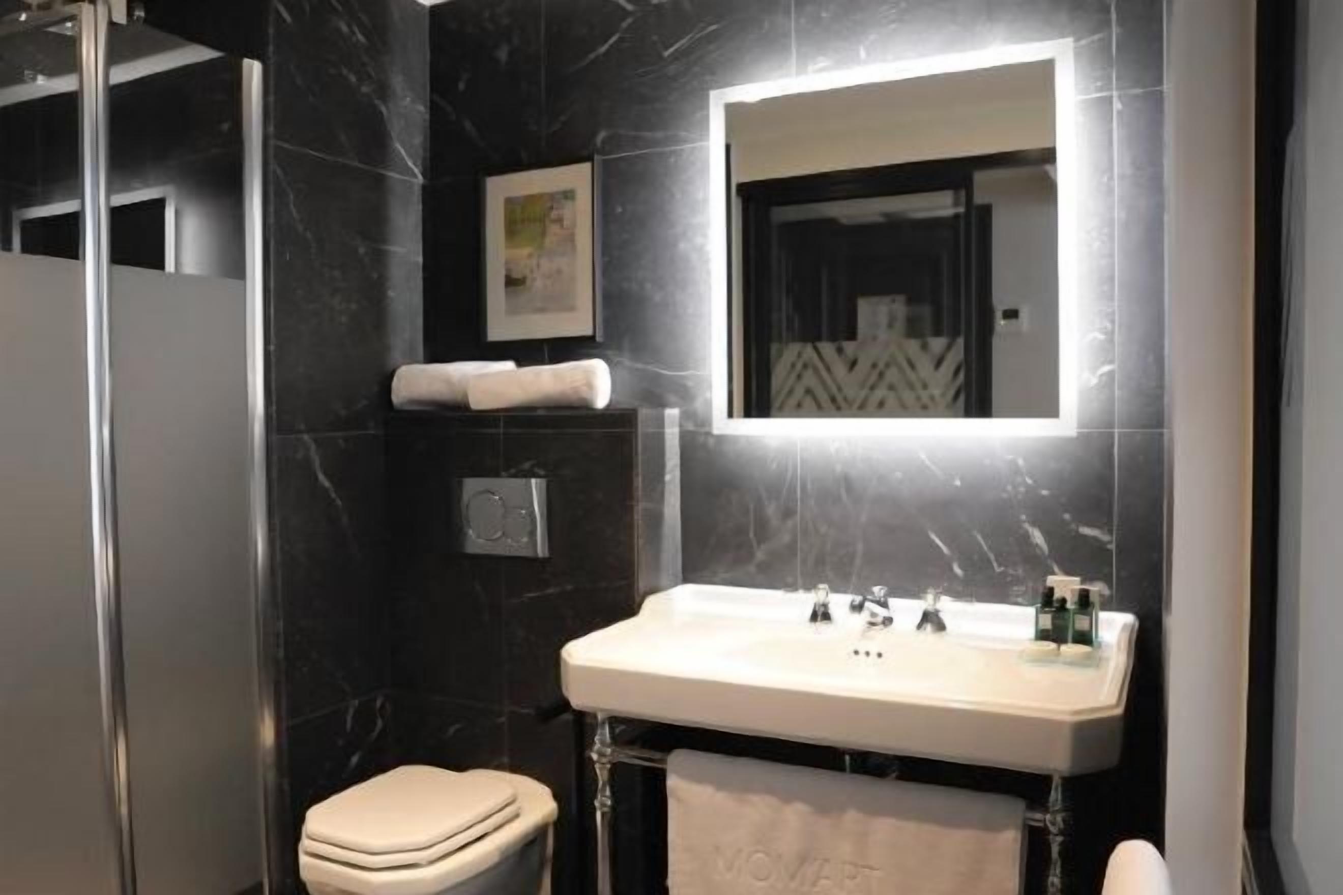 Salle de bain | Douche, articles de toilette gratuits, sèche-cheveux