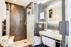 Ducha, artículos de tocador gratuitos, secador de pelo, toallas