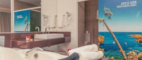 Un baño moderno con un lavamanos grande, perchero y un cartel de Costa Azul.