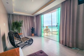Deluxe Room | Minibar, desk, laptop workspace, blackout drapes - Paradiso Pero Praia Hotel (Cabo Frio)