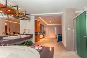Luxury Hydro Master Premium Oceanfront | Minibar, desk, laptop workspace, blackout drapes - Paradiso Pero Praia Hotel (Cabo Frio)