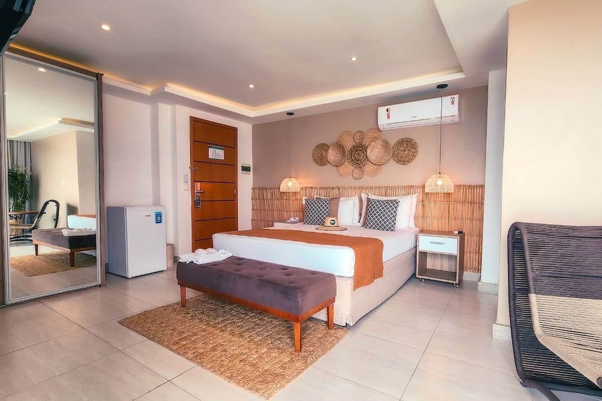 Deluxe Room | 1 bedroom, minibar, desk, laptop workspace