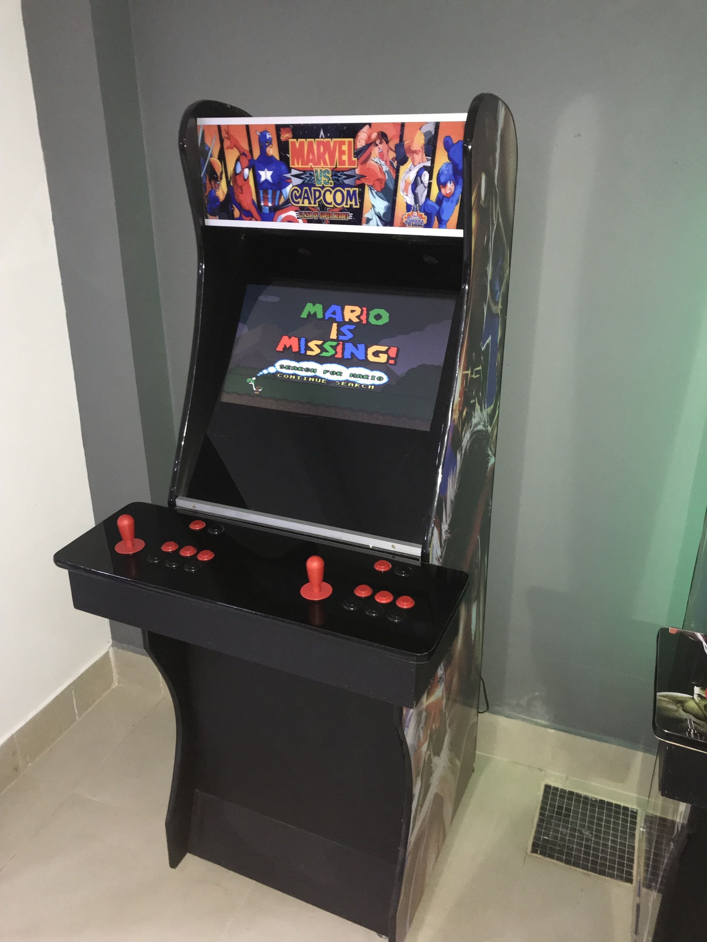 Une borne d’arcade vidéo dotée d’un écran affichant le titre d’un jeu et d’un joystick.