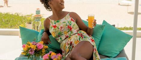 Een minibar, een bureau, een laptopwerkplek, verduisterende gordijnen