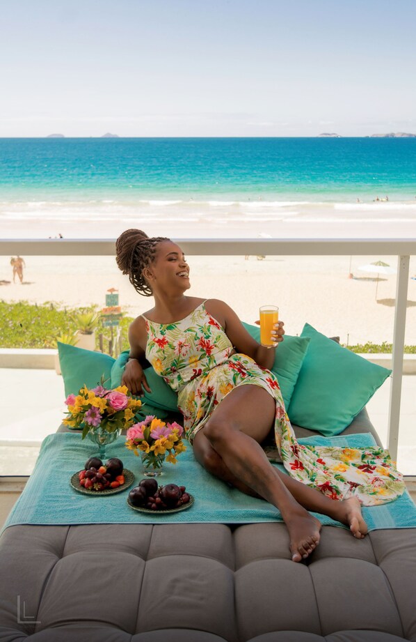 Minibar, escritorio y espacio para trabajar con laptop